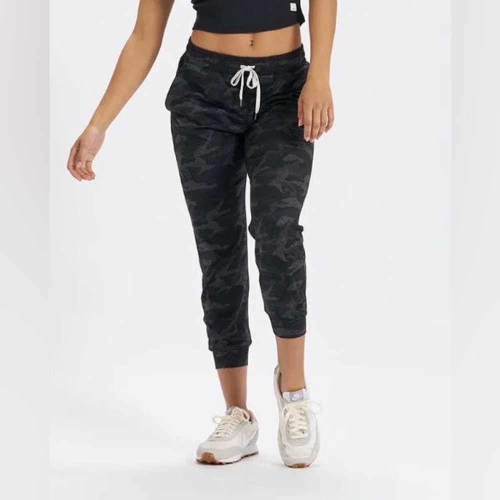 Women’s Vuori Performance DreamKnit Joggers in Black Camo